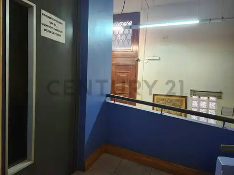 Oficina 9 ambientes con 8 baños
