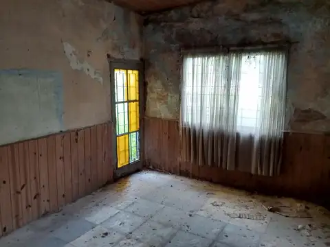 CASA EN VENTA 3 DORMITORIOS 39 E/ 141 y 142  A REFACCIONAR