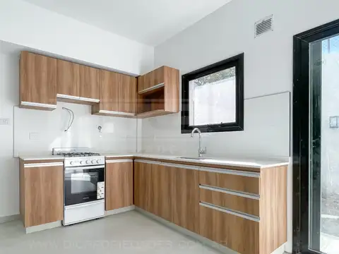 Casa 4 ambientes con 2 baños