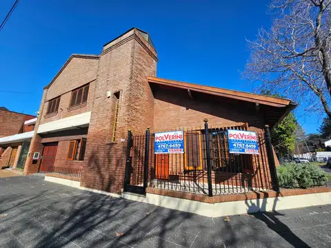CASA 4 AMB CON COCHERA PARA 2/3 AUTOS, PATIO Y PARRILLA