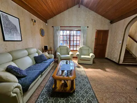 CASA 4 AMB CON COCHERA PARA 2/3 AUTOS, PATIO Y PARRILLA
