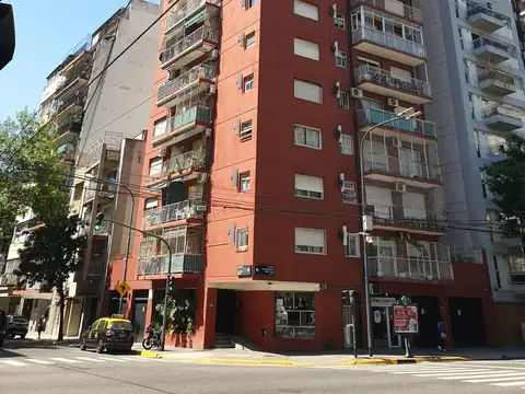 Departamento 2 ambientes pintado, con vista a la plaza