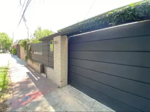 VENTA/PERMUTA - Casa 2 Dormitorios con Pileta y Cochera. Fisherton, Rosario