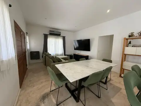 Casa en Alquiler con 2 cocheras