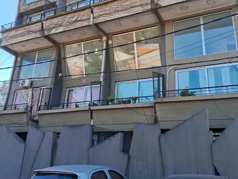 Casi frente al Hospital Austral!