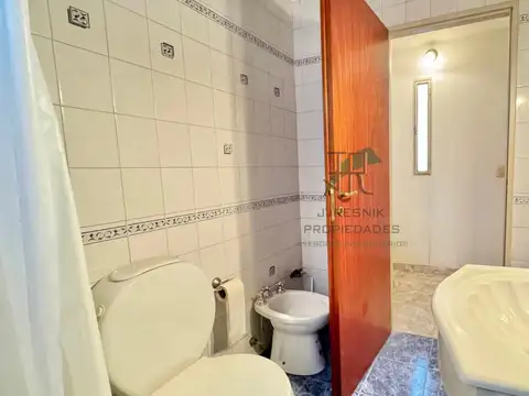 CASA 4 DORMITORIOS DE GENEROS TAMAÑO JARDIN Y TERRAZA