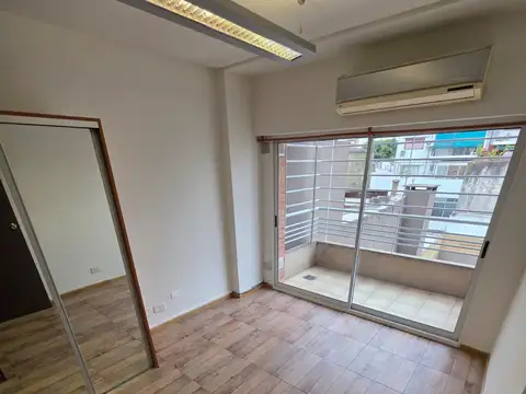 EXCELENTE  2 AMB CONTRA FRENTE CON BALCÓN Y COCHERA CUBIERTA- APTO PROFESIONAL - LAUNDRY - SUM - PARRILLA - PISCINA