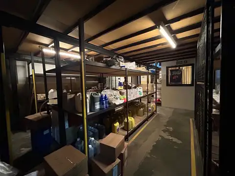 Depósito con oficina en zona industrial con habilitación laboratorio cosmética