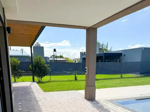 Casa en Venta con 2 cocheras