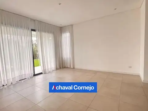 Casa 4 ambientes con 2 baños