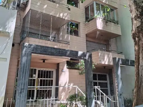 Amplio 2 amb con Cochera , gran Balcón. México y Jujuy,