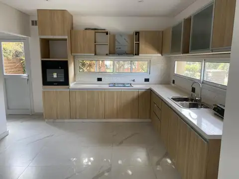Casa en Venta con 3 cocheras