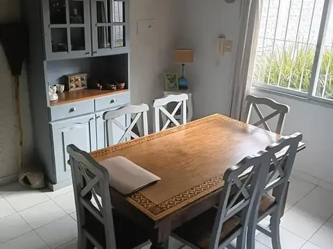 Casa 8 ambientes con 2 baños