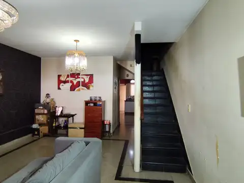 CASA EN VENTA DE 4 AMBIENTES EN MORON (NORTE) CON COCHERA CUBIERTA Y PATIO