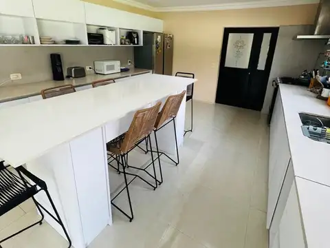 Av Bartolome Mitre 800