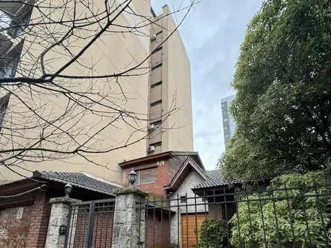 Casa de 6 ambientes con parque y quincho con zonificacion R1 en Plaza Mitre