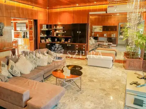 Casa en Venta con 4 cocheras