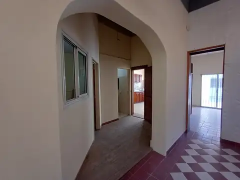Inmejorable oportunidad! PH 4 ambientes + Dependencia de 2 ambientes. Patio. Cochera. 160 m2 totales. APTO CREDITO