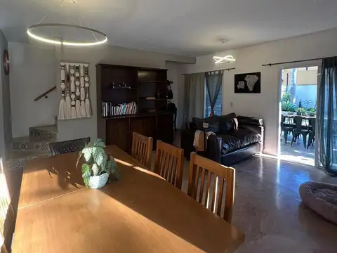 Casa en Venta con 3 cocheras