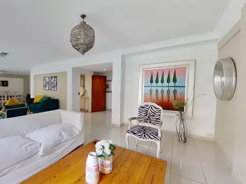 Exclusivo piso de 6 Ambientes con Dependencia, 2 Patios y 3 Cocheras