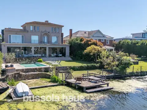 Casa en Venta con 4 cocheras