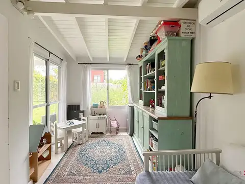 Casa 6 ambientes con 2 baños