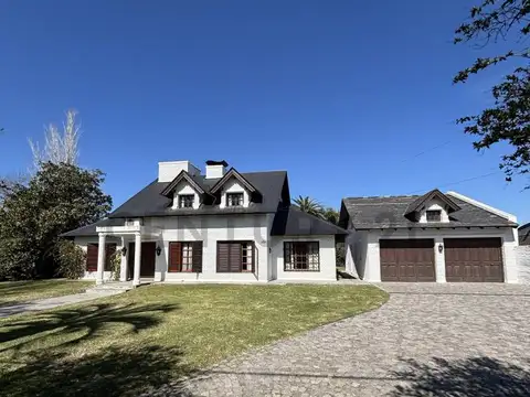 Venta casa 5 ambientes en Lobos con pileta, quincho y amplio parque