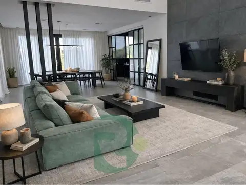Casa en Venta con 2 cocheras