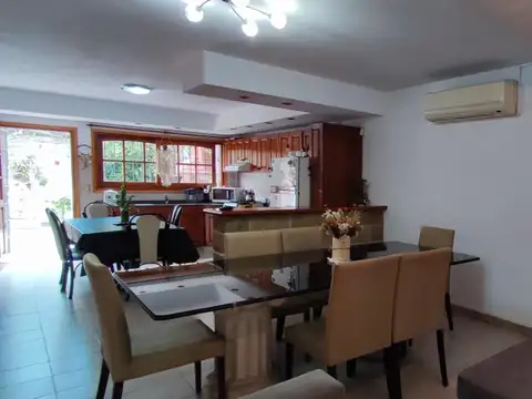 Casa en Venta con 3 cocheras