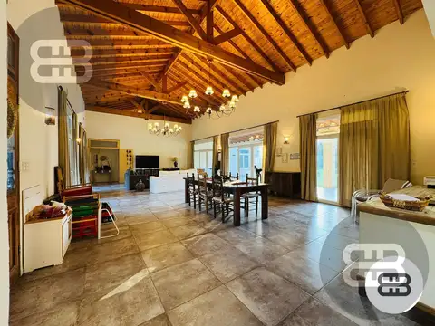 Casa en Venta con 5 cocheras