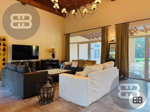 Casa 6 ambientes con 5 baños