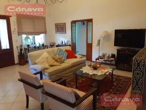Casa 6 ambientes con 2 baños