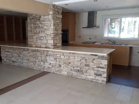 Casa en Venta con 4 cocheras