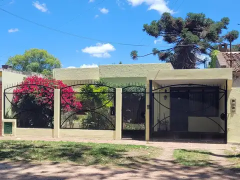 CASA 2 dormitorios GARAGE amplio jardín.-Nuevas condiciones!