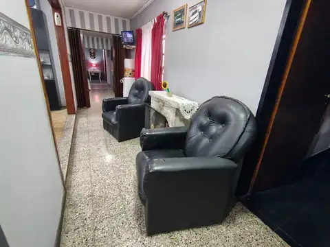 VENTA CASA 4 AMBIENTES - COCHERA - PATIO