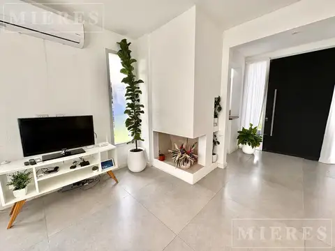 Casa en Alquiler con 2 cocheras