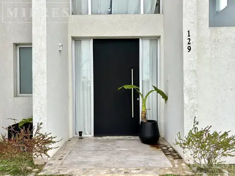 Casa en alquiler anual en Puertos del Lago Barrio Ceibos