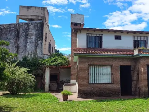 VENTA CASA C/PILETA LAGOMARSINO