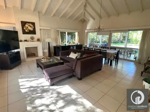Casa en Alquiler con 2 cocheras