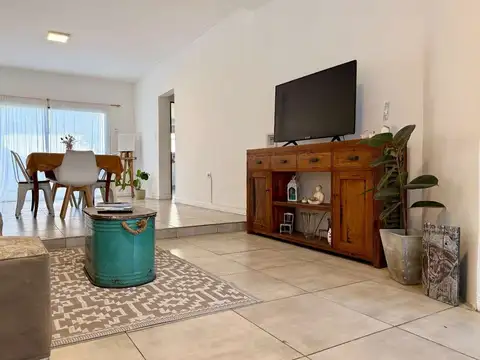 Casa 5 ambientes con 2 baños