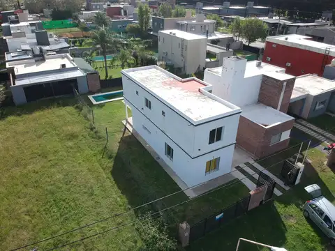 Casa en Alquiler con 2 cocheras