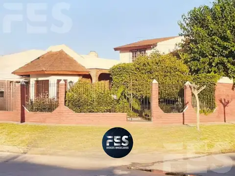 Venta Hermosa Casa en Burzaco de 4 ambientes