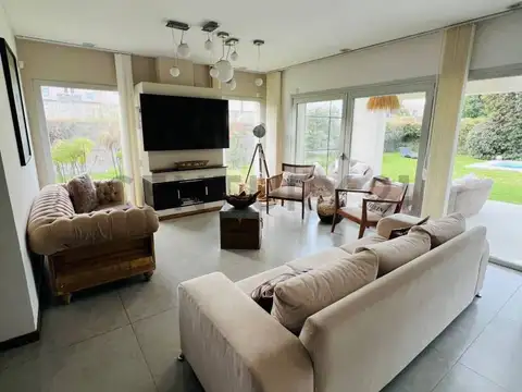 Casa en Venta con 3 cocheras
