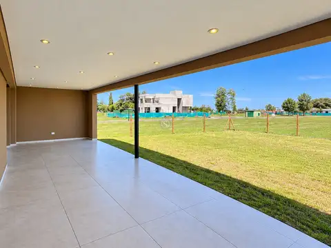 Casa  en Venta en Santa Lucia, Pilar del Este, Pilar