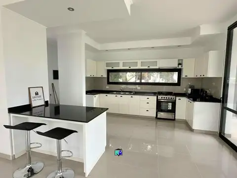 Casa en Alquiler con 1 cochera