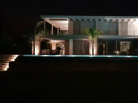 Casa en venta  en Santa Bárbara, de 5 dormitorios, a la laguna impecable