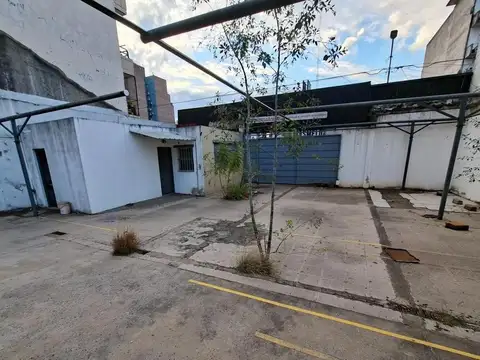 ALQUILER de IMPORTANTE TERRENO EN MORON CENTRO