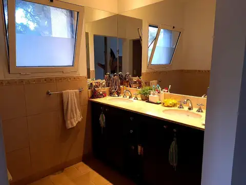 Casa 6 ambientes con 2 baños