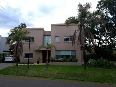 Casa en Alquiler con 4 cocheras