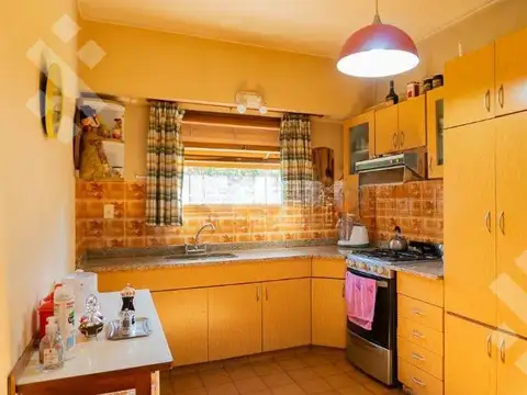 CASA EN VENTA EN EL CENTRO DE ALLEN, PROV. DE RÍO NEGRO. 8 AMB, QUINCHO, PATIO, 3 BAÑOS, 2 TOILETTES